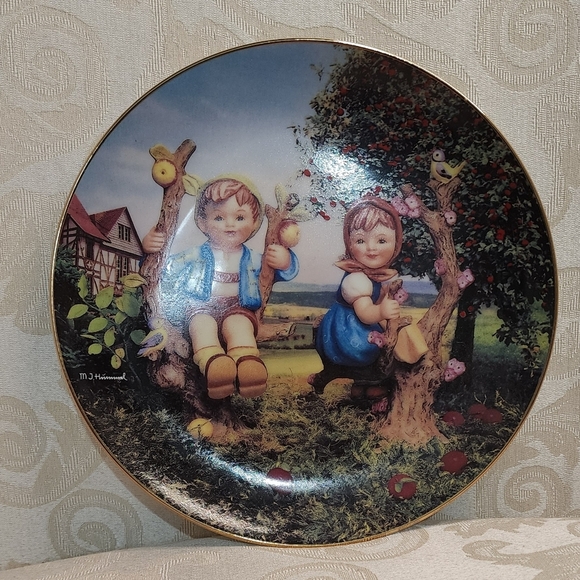 M.J. Hummel Vintage 1992 Apple Tree Boy & Girl Plate - Picture 8 of 8